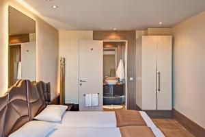 Postel nebo postele na pokoji v ubytování Assosyal Hotel