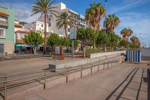 une rue dans une ville avec des palmiers et des bâtiments dans l'établissement Apartamento Boutique frente a la Playa, à Santa Cruz de la Palma