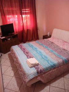 1 dormitorio con 1 cama y TV en Casy&Angy, en Brasov
