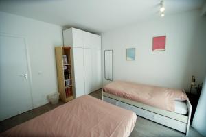 アントワープにあるPrivé kamer met chill room en gedeelde badkamer - rand Antwerpen - afrit E313 Wommelgem - vlakbij tramhalte lijn 9 en 24の小さなベッドルーム(ベッド2台、キャビネット付)