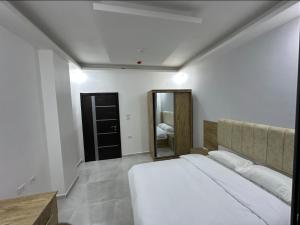 Postel nebo postele na pokoji v ubytování رويال جروب اربد Royal Group Hotel