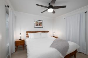 Postel nebo postele na pokoji v ubytování The Recharge - Springs , Tesla & EV Station , Pets