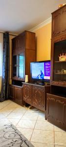 sala de estar con TV en un armario de madera en Casy&Angy en Brasov