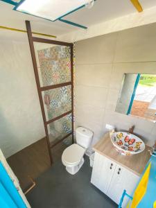 a bathroom with a toilet and a bowl on a counter at La Querendona Alojamiento Cafetero in Pereira