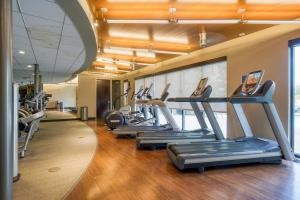 圣何塞Santana Row Studio w Pool Gym 10 min to Google SFO-815的健身房里的一排跑步机