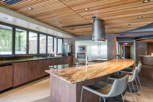 圣何塞Santana Row Studio w Pool Gym 10 min to Google SFO-815的厨房配有带凳子的大柜台