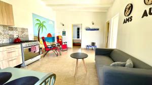 a living room with a couch and a table at Rooi Taki Treasure in Savaneta