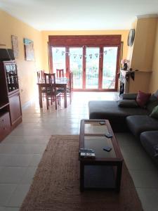 ein Wohnzimmer mit einem Sofa und einem Tisch in der Unterkunft Ebro Escape Luxury Apartment in Móra d'Ebre