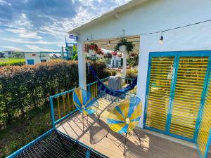 - deux chaises et un hamac sur la terrasse couverte dans l'établissement La Querendona Alojamiento Cafetero, à Pereira