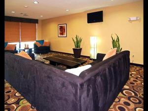 una sala de estar con un sofá grande en una habitación en Hometown Executive Suites, en Bridgeport