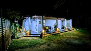 mały domek z werandą w nocy w obiekcie Jennifer's Villa w Negombo