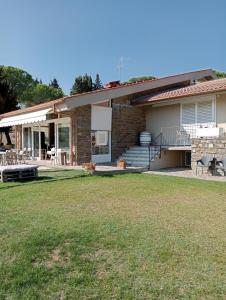 a house with a lawn in front of it at Casa di Palaia in Strada