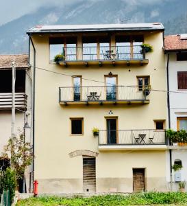 um edifício de apartamentos com varandas e janelas em La casina di Vigo em Ton