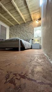 una camera con letto e muro di mattoni di Bilocale Palazzolo - Free WiFi e Netflix a Palazzolo sullʼOglio