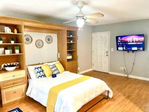 a bedroom with a bed and a flat screen tv at Town & Country Hideaway - 1BR/1BA, 20 min FAMU/FSU in Tallahassee
