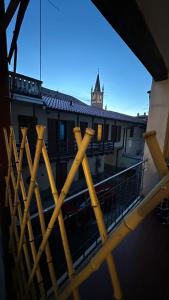 vista su un balcone con un edificio con torre dell'orologio di Bilocale Palazzolo - Free WiFi e Netflix a Palazzolo sullʼOglio