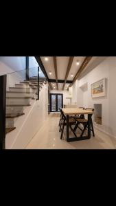 une salle à manger avec une table et un escalier dans l'établissement MEDITERRÀNIA RURAL, à Cabanes