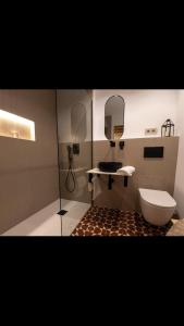 ein Badezimmer mit einem WC, einem Waschbecken und einem Spiegel in der Unterkunft MEDITERRÀNIA RURAL in Cabanes