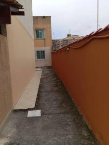 eine Gasse zwischen zwei Gebäuden neben einem Gebäude in der Unterkunft Apartamento aconchegante in Rio das Ostras