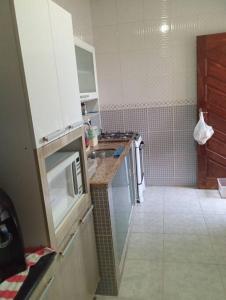 eine Küche mit einer Spüle und einer Arbeitsplatte in der Unterkunft Apartamento aconchegante in Rio das Ostras