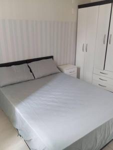 Ein Bett oder Betten in einem Zimmer der Unterkunft Apartamento aconchegante