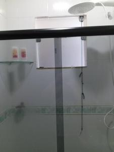 ein Glaszimmer mit einer Dusche und einem Waschbecken in der Unterkunft Apartamento aconchegante in Rio das Ostras