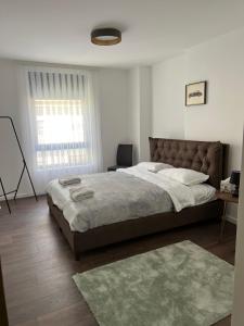 um quarto com uma cama grande e uma secretária em Penthouse Centar em Novi Pazar