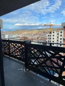 uma vista da cidade a partir da varanda de um edifício em Penthouse Centar em Novi Pazar