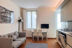 ein Wohnzimmer mit einem Sofa und einem Tisch in der Unterkunft Spazio Stoppani - Liberty 28 in Mailand