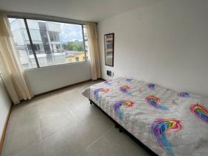 - une chambre dotée d'un lit décoré avec du maïs dans l'établissement Apartamento Belen, à Manizales