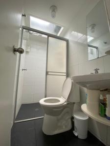 La salle de bains est pourvue d'une douche, de toilettes et d'un lavabo. dans l'établissement Apartamento Belen, à Manizales