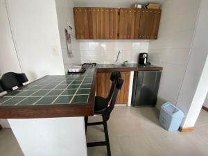 une petite cuisine avec un comptoir et un évier dans l'établissement Apartamento Belen, à Manizales