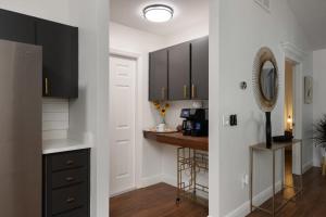 Kuchyň nebo kuchyňský kout v ubytování The Recharge - Springs , Tesla & EV Station , Pets