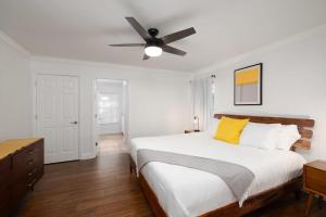 Newly Reno'd High Springs Haven في هاي سبرنغز: غرفة نوم مع سرير ومروحة سقف