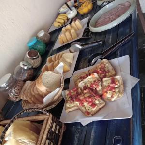 einen Tisch mit vielen verschiedenen Lebensmitteln in der Unterkunft Caiçaras Búzios in Búzios