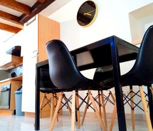 a black table with two black chairs in a kitchen at Élégante maison centre Romilly in Romilly-sur-Seine