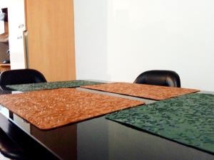 uma sala de conferências com uma mesa e duas cadeiras em Élégante maison centre Romilly em Romilly-sur-Seine