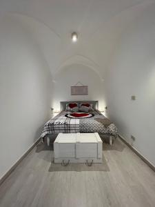 ein Schlafzimmer mit einem Bett in einem weißen Zimmer in der Unterkunft Casa Alla Fasanese in Fasano