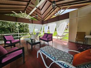 Ruang duduk di Royal Escape - 2