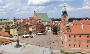 BETTER PLACE Classical Warsaw في وارسو: اطلاله على مدينه فيها مباني وبرج ساعه