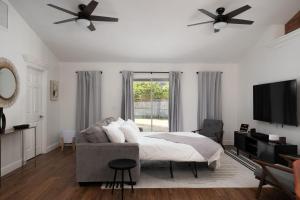 Postel nebo postele na pokoji v ubytování The Recharge - Springs , Tesla & EV Station , Pets