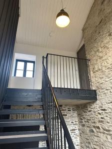 una escalera en un edificio con ventana en The Hayloft, en Strabane