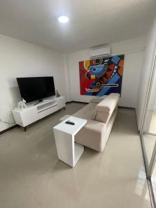 TV a/nebo společenská místnost v ubytování Casa completa con Aire Acondicionado, Calentador de Agua & Garaje privado