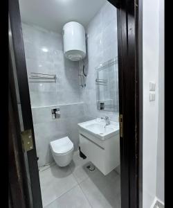 bagno bianco con servizi igienici e lavandino di رويال جروب للشقق الفندقية a Irbid