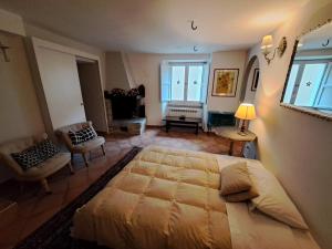 ein Schlafzimmer mit einem großen Bett und ein Wohnzimmer in der Unterkunft La Fantesca in Pettorano sul Gizio