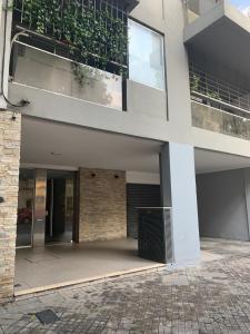 an external view of a building with a driveway at Confort urbano. Alójate en el corazón de Rosario in Rosario