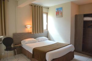 Postel nebo postele na pokoji v ubytování Hôtel Le Floreal + 37 fotografií