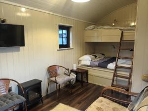 Postel nebo postele na pokoji v ubytování Rathgillen Cabin