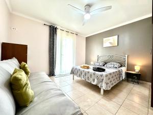 a bedroom with a bed and a ceiling fan at Maison Joyce in Montauban