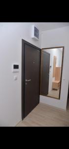 Zimmer mit Tür und Spiegel in der Unterkunft DM apartman in Ruma